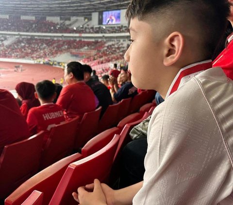 Potret Ganteng Rafathar Nonton Langsung Timnas di Stadion, Netizen 'Melongo Juga Cakep'