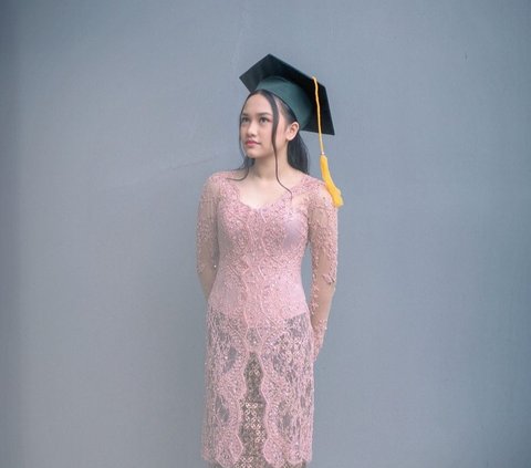 Cantiknya 11 12 dengan Sang Mama, Potret Anggun Samarra Putri Masayu Anastasia dan Lembu di Wisuda SMP