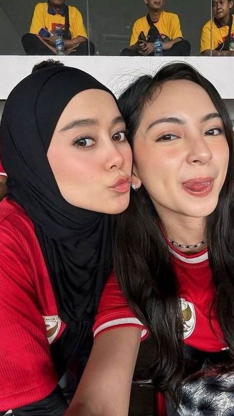 Lesti Kejora juga hadir di Stadion GBK. Dalam foto, dia terlihat menonton bersama sahabatnya, Valerie Tifanka.<br>