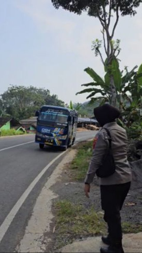 Setelah beberapa menit, Aryuni akhirnya sampai di jalan raya. Ia kemudian menunggu kedatangan bus arah Wonosobo-Purworejo. <br>