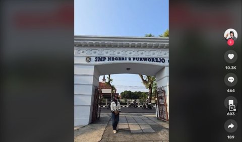 Belum berhenti di sana, Aryuni tetap harus berjalan menuju gerbang sekolah setelah turun dari bus. <br>