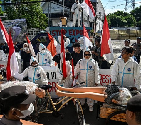 Sekelompok mahasiswa dan aktivis Ecological Observation and Wetland Conservation (Ecoton) berunjuk rasa di depan Kantor Konsulat Jenderal Jepang, Surabaya, Jawa Timur, Selasa (11/6/2024). Tak hanya Konsulat Jepang, aktivis lingkungan ini juga mendatangi Konsulat Jenderal Australia. AFP/Juni Kriswanto