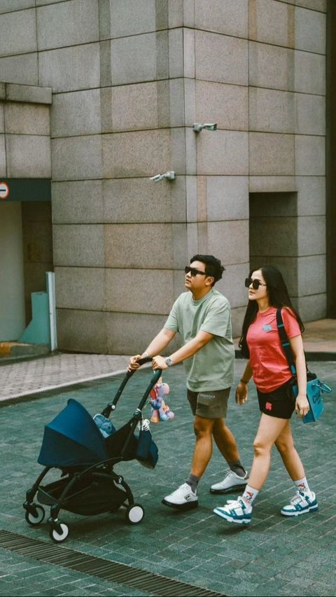 Potret ketika keluarga kecil Denny Caknan sedang menikmati jalan santai di Kuala Lumpur, Malaysia.<br>