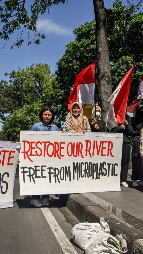 Aktivis lingkungan mendesak kedua negara untuk berkomitmen menghentikan dan menangani permasalahan ekspor sampah ke Indonesia. AFP/Juni Kriswanto