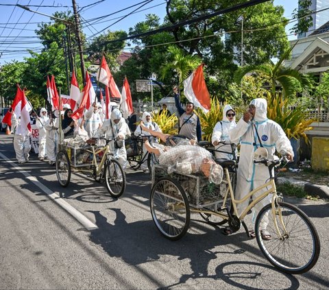 FOTO: Tuntut Hentikan Ekspor Sampah, Aktivis Lingkungan Geruduk Konsulat Australia dan Jepang di Surabaya