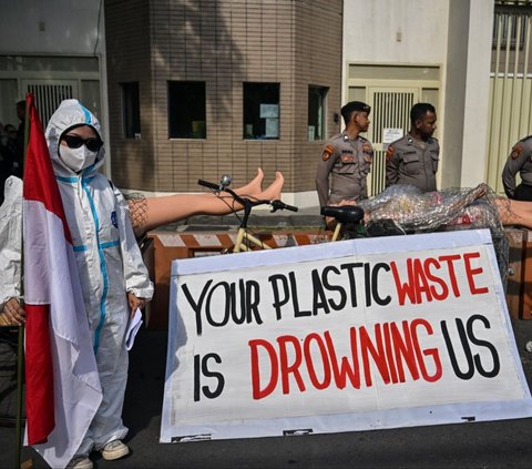 FOTO: Tuntut Hentikan Ekspor Sampah, Aktivis Lingkungan Geruduk Konsulat Australia dan Jepang di Surabaya