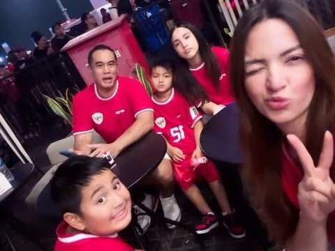 Portrait of Nia Ramadhani Bringing Her Family to Watch the National Team Using MRT, the Youngest Turns Out to be a Friendly Child