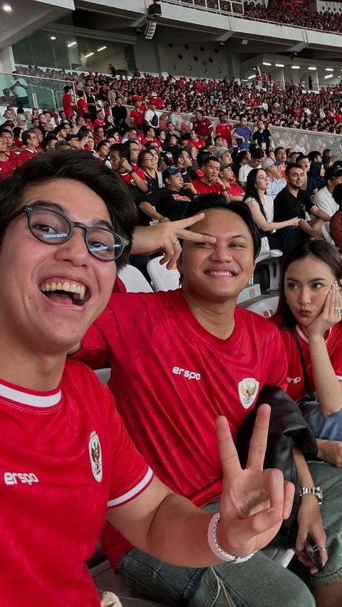 Momen El Rumi Nonton Timnas di Stadion Bareng Rizky Febian dan Thariq Halilintar yang Datang Bersama Pasangan: Jatohnya jadi Nyamuk<br>