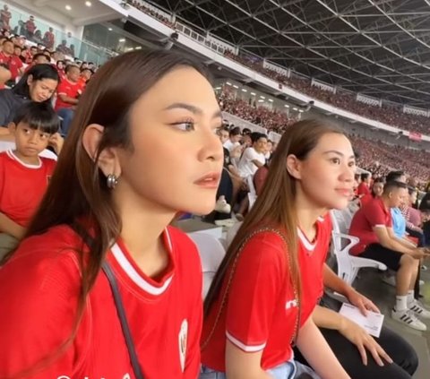 Momen El Rumi Nonton Timnas di Stadion Bareng Rizky Febian dan Thariq Halilintar yang Datang Bersama Pasangan: Jatohnya jadi Nyamuk