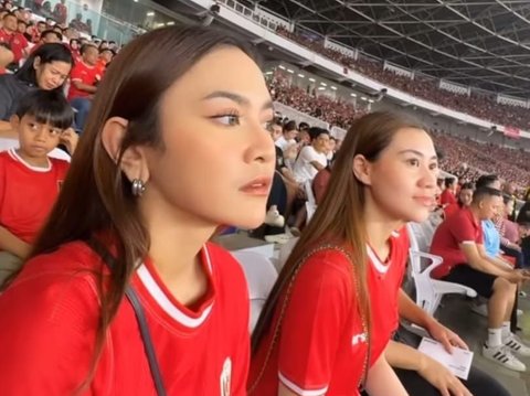 Momen El Rumi Nonton Timnas di Stadion Bareng Rizky Febian dan Thariq Halilintar yang Datang Bersama Pasangan: Jatohnya jadi Nyamuk