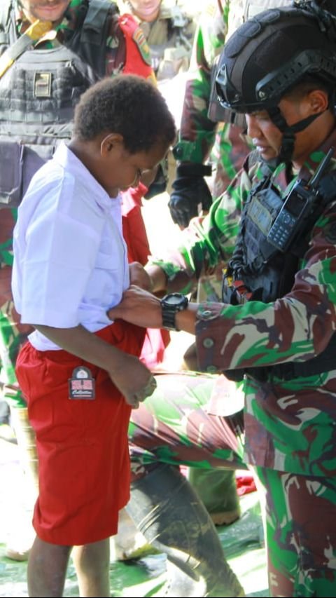 Aksi Anggota TNI Bikin Anak Papua Girang, Padahal Sebelumnya Kampungnya Dihancurkan OPM<br>