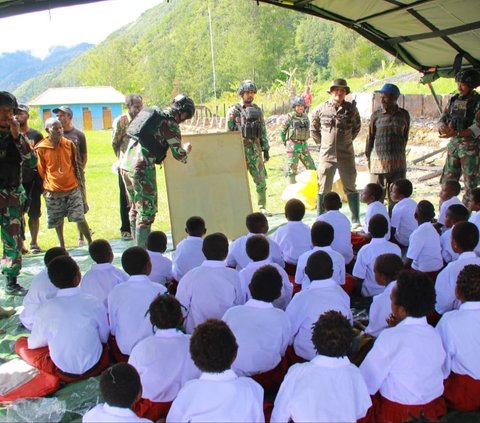 Aksi Anggota TNI Bikin Anak Papua Girang, Padahal Sebelumnya Kampungnya Dihancurkan OPM