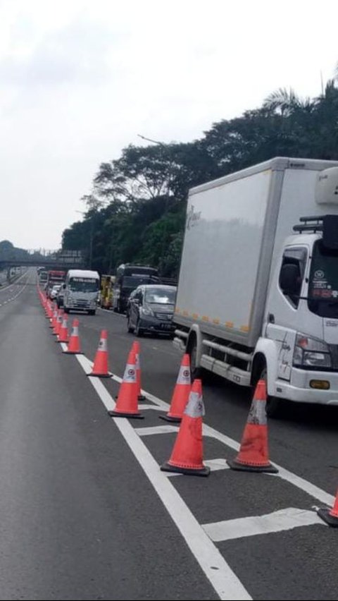 Diduga Sopir Mengantuk, Truk Es Krim Kecelakaan di Tol Lingkar Luar Jakarta