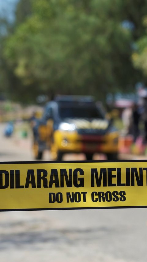 Shocking Discovery of an Unidentified Male Corpse Hanging on a Tree on Gatot Subroto Road, Near TransJakarta Bus Stop.