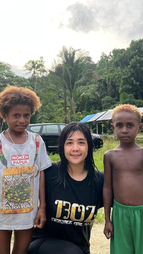 Potret Satu-satunya Polwan Jadi Agen Trauma Healing di Papua, Sosoknya Cantik Mempesona & Tangguh