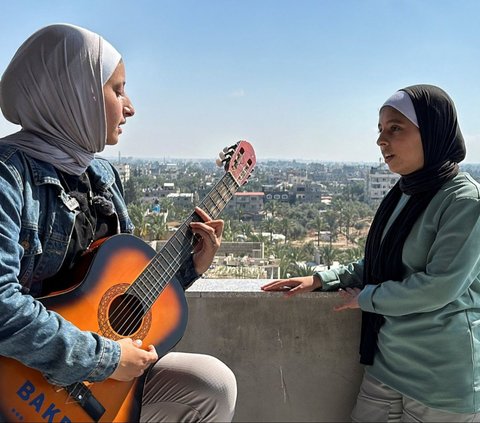 FOTO: Lantunan Musik Mahasiswi Cantik Palestina Hibur Anak-Anak Gaza yang Kehilangan Rumah