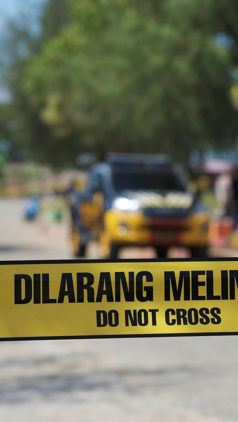 Shock Discovery of an Unidentified Male Corpse Hanging on a Tree on Gatot Subroto Road, Near TransJakarta Bus Stop