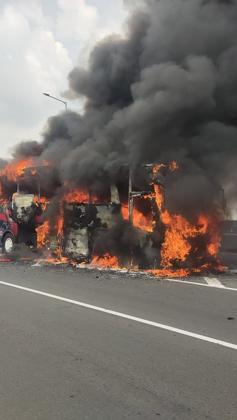 Akibat Pecah Ban, Bus Terbakar di Tol Dalam Kota<br>