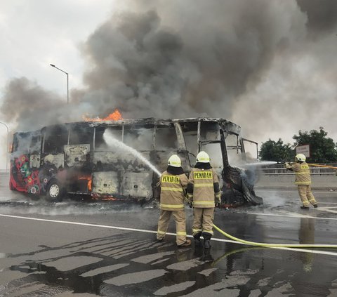 Akibat Pecah Ban, Bus Terbakar di Tol Dalam Kota