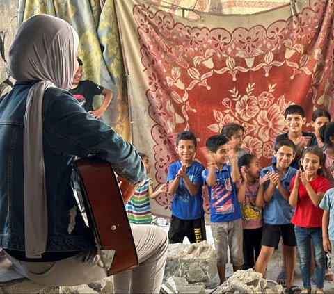 FOTO: Lantunan Musik Mahasiswi Cantik Palestina Hibur Anak-Anak Gaza yang Kehilangan Rumah