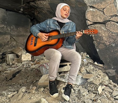 FOTO: Lantunan Musik Mahasiswi Cantik Palestina Hibur Anak-Anak Gaza yang Kehilangan Rumah