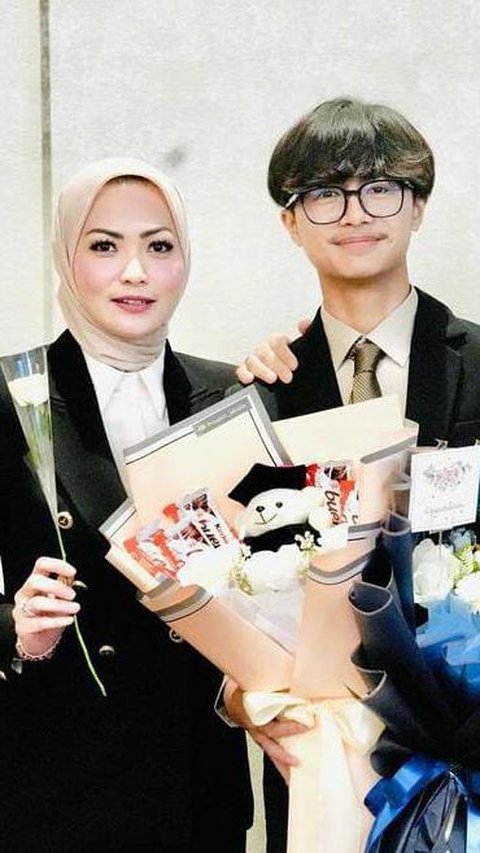 Cantik & Bikin Pangling, Potret Christy Jusung Berhijab di Wisuda Putra Gantengnya Bersama Hengky Kurniawan