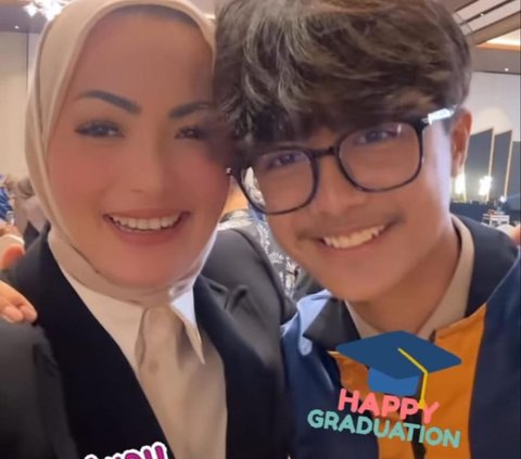 Cantik & Bikin Pangling, Potret Christy Jusung Berhijab di Wisuda Putra Gantengnya Bersama Hengky Kurniawan