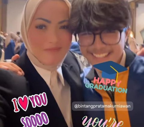 Cantik & Bikin Pangling, Potret Christy Jusung Berhijab di Wisuda Putra Gantengnya Bersama Hengky Kurniawan