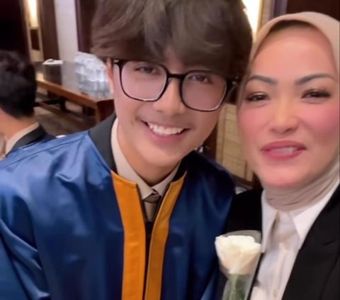 Cantik & Bikin Pangling, Potret Christy Jusung Berhijab di Wisuda Putra Gantengnya Bersama Hengky Kurniawan