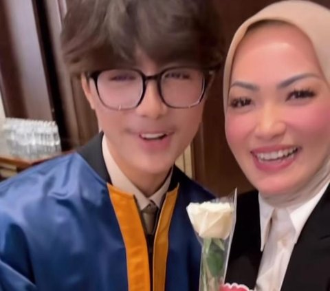 Cantik & Bikin Pangling, Potret Christy Jusung Berhijab di Wisuda Putra Gantengnya Bersama Hengky Kurniawan