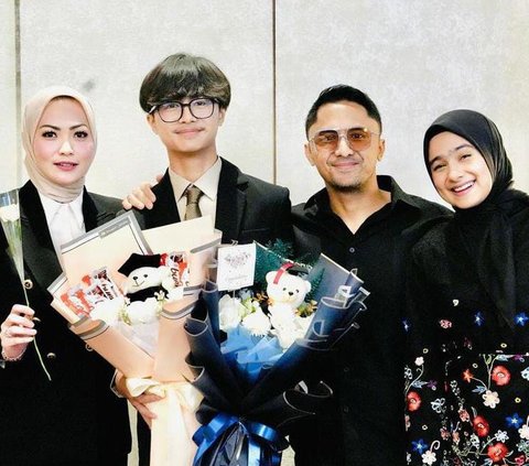 Cantik & Bikin Pangling, Potret Christy Jusung Berhijab di Wisuda Putra Gantengnya Bersama Hengky Kurniawan