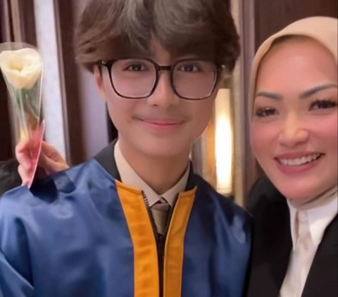 Cantik & Bikin Pangling, Potret Christy Jusung Berhijab di Wisuda Putra Gantengnya Bersama Hengky Kurniawan