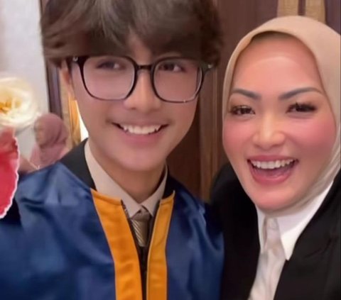 Cantik & Bikin Pangling, Potret Christy Jusung Berhijab di Wisuda Putra Gantengnya Bersama Hengky Kurniawan