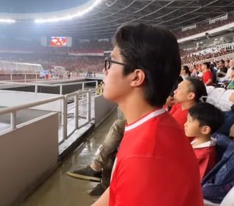 Portrait of El Rumi Watching National Team in One Tribune with Fuji, Becoming 'Mosquito' to Iky-Lini and Thariq-Aaliyah
