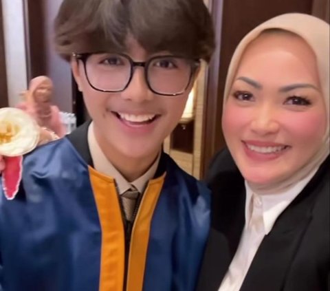 Cantik & Bikin Pangling, Potret Christy Jusung Berhijab di Wisuda Putra Gantengnya Bersama Hengky Kurniawan