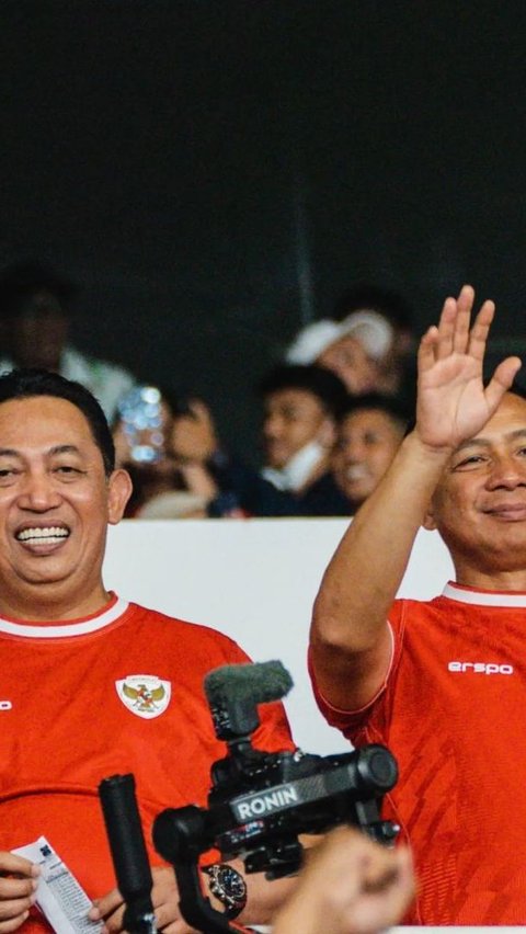 Terlihat mengenakan jersey merah, Panglima TNI duduk sebelahan dengan sahabatnya Kapolri Jenderal Listyo Sigit Prabowo.