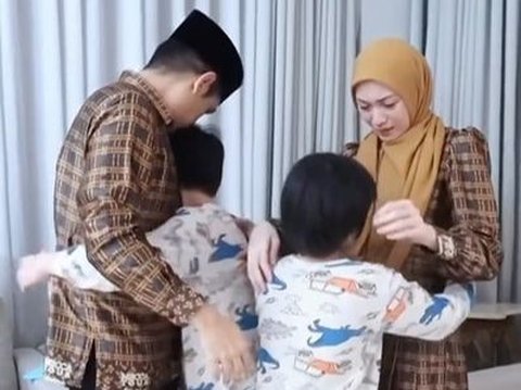 Momen Donita dan Adi Nugroho saat Berpamitan ke Anak-anak untuk Berangkat Haji, Bikin Terharu