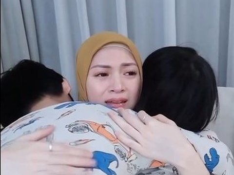 Momen Donita dan Adi Nugroho saat Berpamitan ke Anak-anak untuk Berangkat Haji, Bikin Terharu