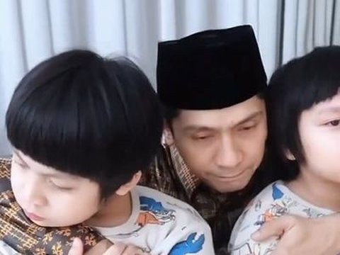 Momen Donita dan Adi Nugroho saat Berpamitan ke Anak-anak untuk Berangkat Haji, Bikin Terharu