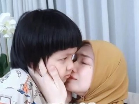 Momen Donita dan Adi Nugroho saat Berpamitan ke Anak-anak untuk Berangkat Haji, Bikin Terharu