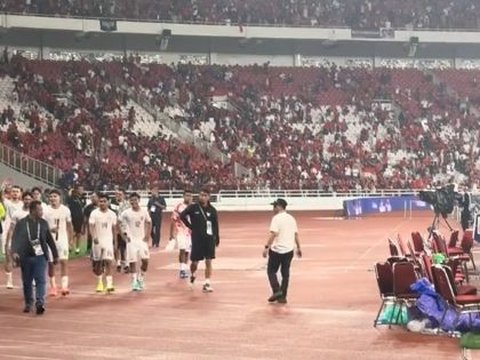 Beruntung Banget, Suporter Timnas Indonesia Ini Dapat Hadiah Sepatu Bola dari Ragnar Oratmangoen