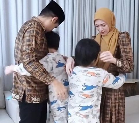 Momen Donita dan Adi Nugroho saat Berpamitan ke Anak-anak untuk Berangkat Haji, Bikin Terharu