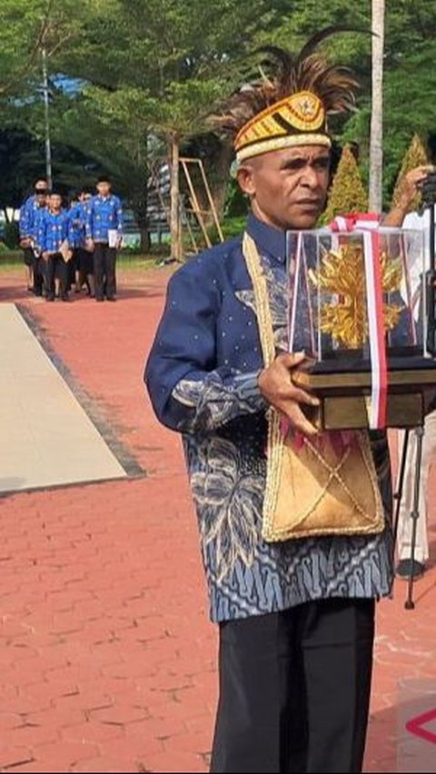 Kisah Adolof, Orang Kecil Berhati Mulia Melawan Cibiran Demi Kelestarian Alam Papua