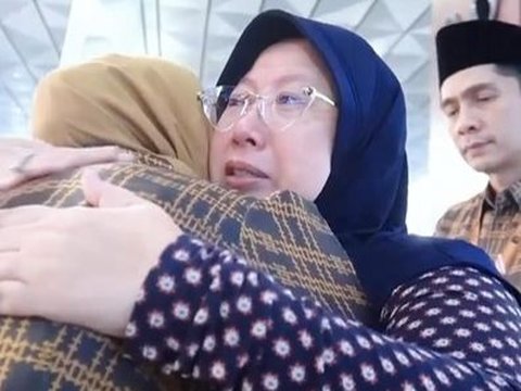 Momen Donita dan Adi Nugroho saat Berpamitan ke Anak-anak untuk Berangkat Haji, Bikin Terharu