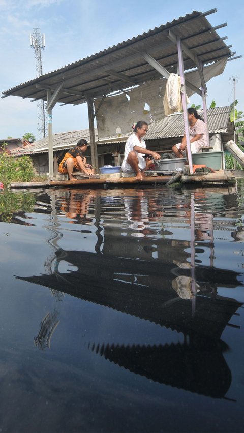 FOTO: Dilanda Krisis Air Bersih, Warga Bekasi Terpaksa Cuci Baju di Terusan Kalimalang yang Bau