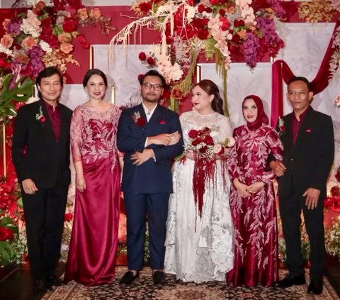 Portrait of Ira Wibowo and Katon Bagaskara at Their Daughter's Wedding, Still Harmonious After 12 Years of Divorce
