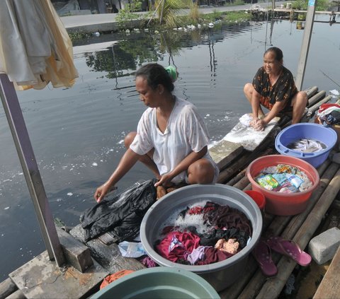 FOTO: Dilanda Krisis Air Bersih, Warga Bekasi Terpaksa Cuci Baju di Terusan Kalimalang yang Bau