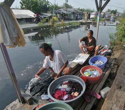 FOTO: Dilanda Krisis Air Bersih, Warga Bekasi Terpaksa Cuci Baju di Terusan Kalimalang yang Bau