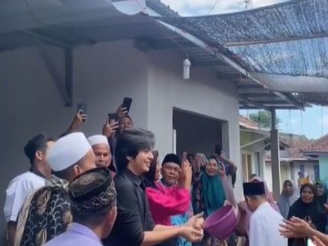 Potret Angga Yunanda di Acara Pernikahan Sang Kakak, Penampilannya Bikin Salfok