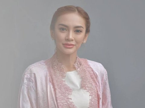 10 Potret Cantik Masayu Anastasia di Acara Wisuda Sang Anak, Penampilannya Mencuri Perhatian dalam Balutan Busana Tradisional